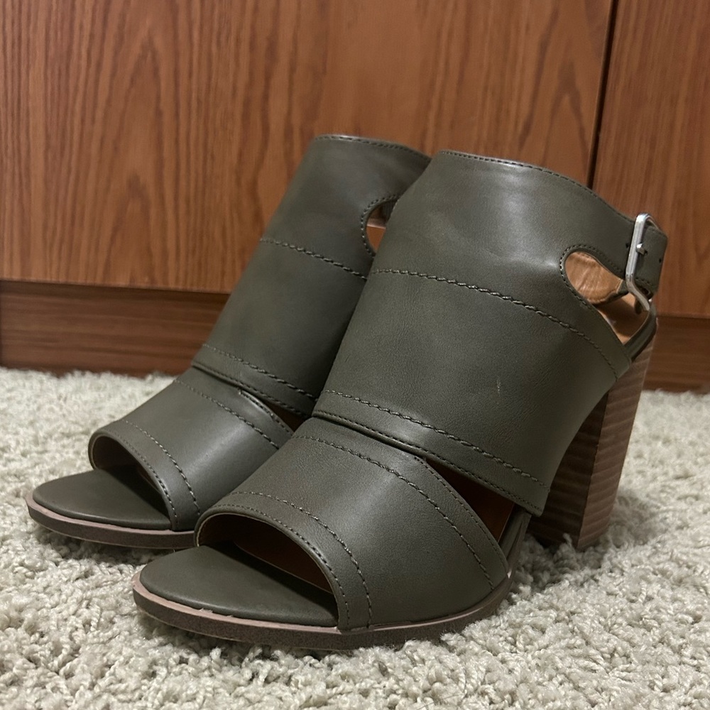 DOLCE VITA SIZE 8 ARMY GREEN HEELS